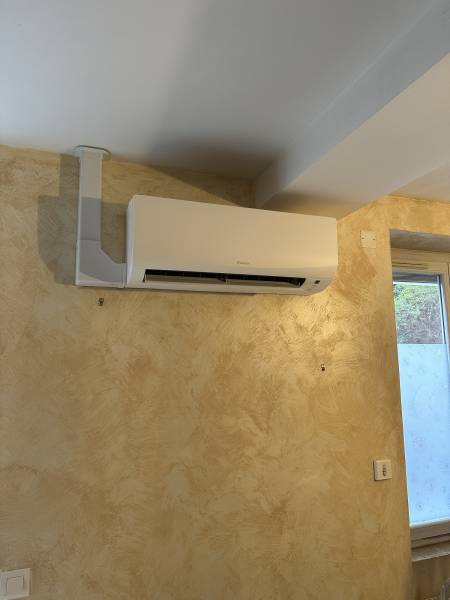 Pose d'une climatisation monosplit Daikin dans une maison au alentour de  Bourg-en-Bresse